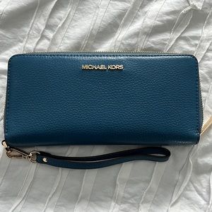 Michael Kors pebbled blue Jet set wallet